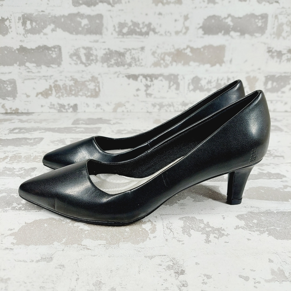 easy street Black Pointed-Toe Kitten Heel Pumps